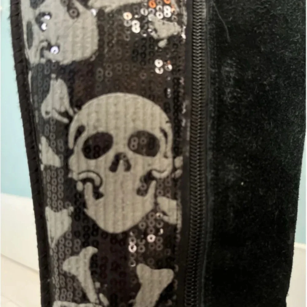 UGG black & sequin skulls I ❤️ Kisses tall boots sz 8 - Picture 5 of 9